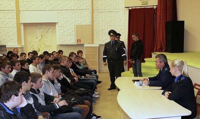 В Гродно публично заключен под стражу учащийся строительного лицея -фото