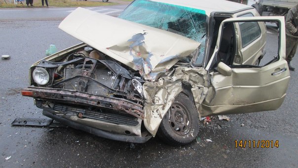 В Дятловском районе «Фольксваген» врезался в трактор: водитель легковушки попал в больницу - фото