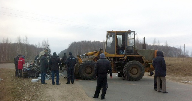 В Мстиславском районе трактор наехал на «Фольксваген-Гольф» и подмял машину ковшом: четверо погибших - фото