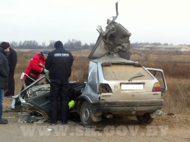 В Мстиславском районе трактор наехал на «Фольксваген-Гольф» и подмял машину ковшом: четверо погибших - фото