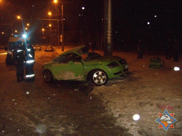 В Минске легковой «Ауди ТТ» врезался в мачту освещения - фото