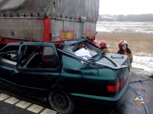 В Барановичском районе 11 февраля 2015 года «Фольксваген» въехал под грузовик – фото 