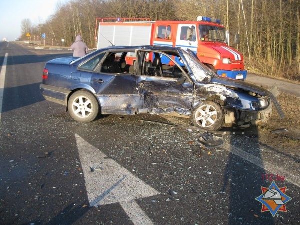 В Жабинковском районе на М1/Е30 столкнулись иномарки: водитель «Фольксвагена» уснула за рулем - фото