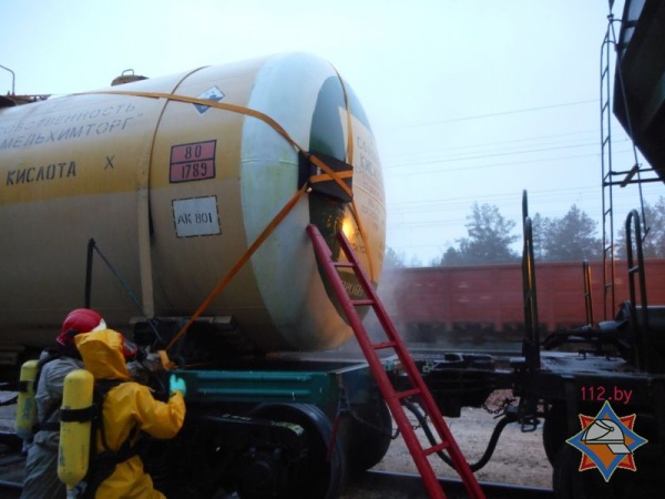 На железнодорожной станции Осиповичи ликвидирована утечка соляной кислоты из 50-тонной цистерны - фото