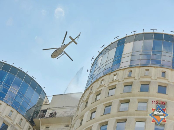 В Минске на учении людей спасали с крыши высотки при помощи вертолета - фото