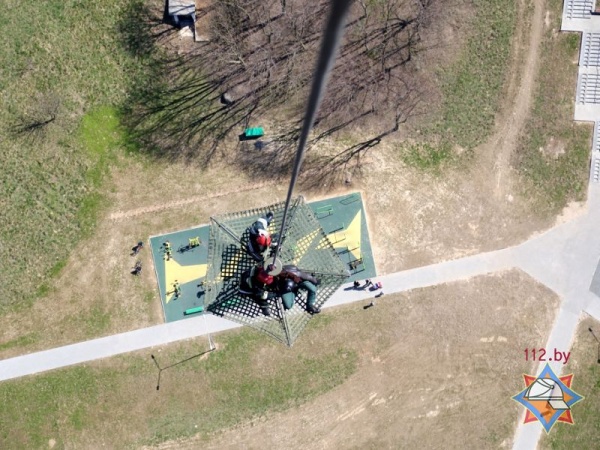 В Минске на учении людей спасали с крыши высотки при помощи вертолета - фото