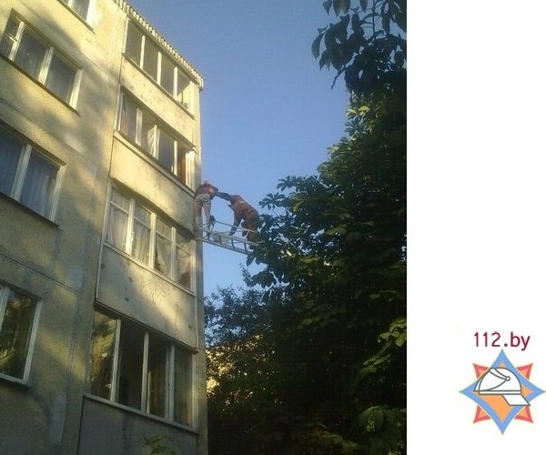 В Минском районе сотрудники МЧС спасли женщину, висевшую на балконе четвертого этажа - фото
