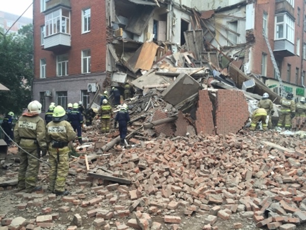 Часть жилого пятиэтажного дома рухнула в Перми - фото