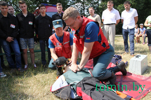 Медики-спасатели во главе с Александром Чекаловым проводят мастер-класс на озере Медно в Брестском районе- фото