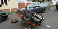 В Пружанах 80-летний мотоциклист на «Яве» зацепился за БМВ и опрокинулся - фото