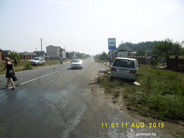 В Пинске водитель «Пежо» не уступил дорогу «Лэнд-Ровер», который протаранил бетонный забор - фото
