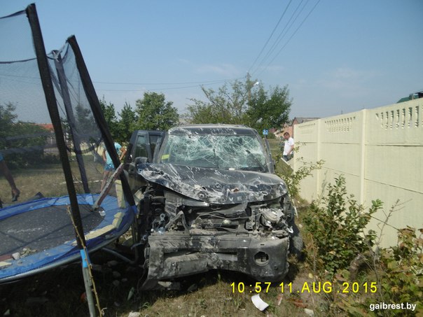 В Пинске водитель «Пежо» не уступил дорогу «Лэнд-Ровер», который протаранил бетонный забор - фото