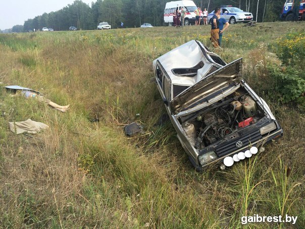 На автодороге Р-6 Ивацевичи-Пинск-Столин перевернулся «Фольксваген»: водитель погиб - фото