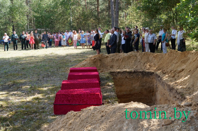 В Пружанcком районе 14 августа 2015 года перезахоронили останки 29 воинов, погибших в битве под  Городечно в 1812 году. Фото Тамары ТИБОРОВСКОЙ