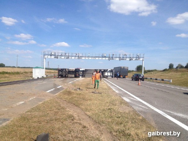 В Барановичском районе М1/Е30 из-за разгерметизации колеса опрокинулся грузовой «Мередес» - фото