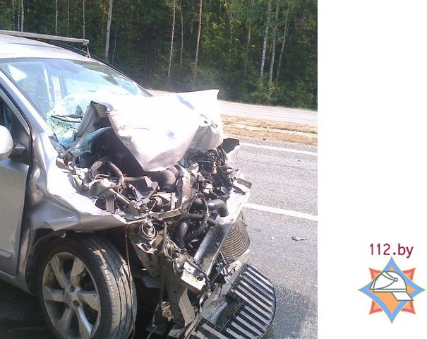На М1 «Ниссан-Ноут» врезался в попутный грузовой МАЗ: пострадал 77-летний водитель легковушки - фото