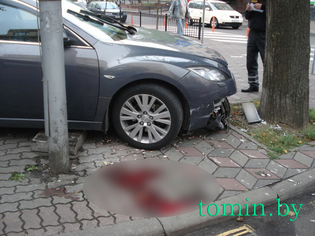 В центре Бреста «Мазда» выехала на тротуар, сбила женщину, врезалась в здание и дерево. Фото Тамары ТИБОРОВСКОЙ. 