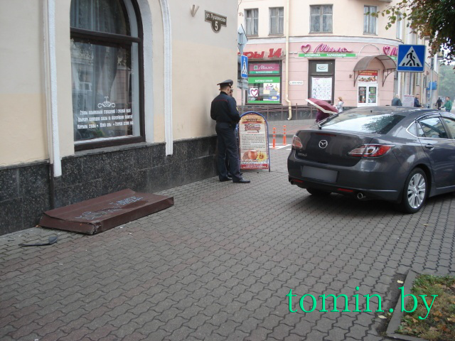 В центре Бреста «Мазда» выехала на тротуар, сбила женщину, врезалась в здание и дерево. Фото Тамары ТИБОРОВСКОЙ. 