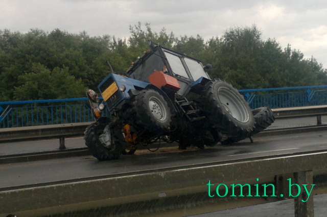В Бресте на Гузнянском мосту у движущегося трактора 8 сентября отвалилось колесо - фото