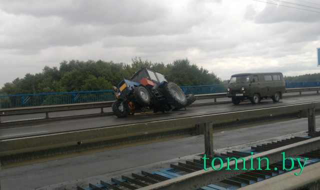В Бресте на Гузнянском мосту у движущегося трактора 8 сентября отвалилось колесо - фото
