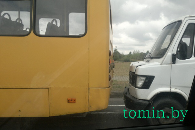 В Бресте грузовик с кирпичами врезался в маршрутный автобус. Дорожный инцидент произошел 9 сентября на улице 28 Июля - фото