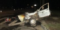 В Могилеве "Вольво" столкнулся с железобетонной опорой троллейбусной линии электропередачи: три человека сгорели в машине - фото
