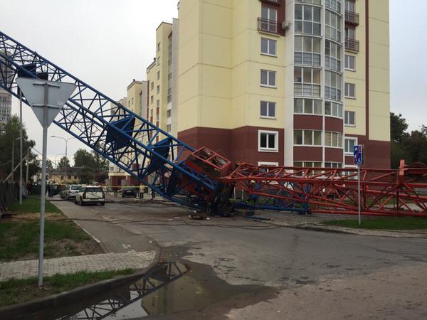 В Минске на улице Грушевской башенный кран упал на жилой дом - фото