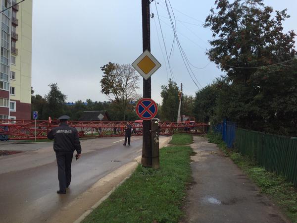 В Минске на улице Грушевской башенный кран упал на жилой дом - фото