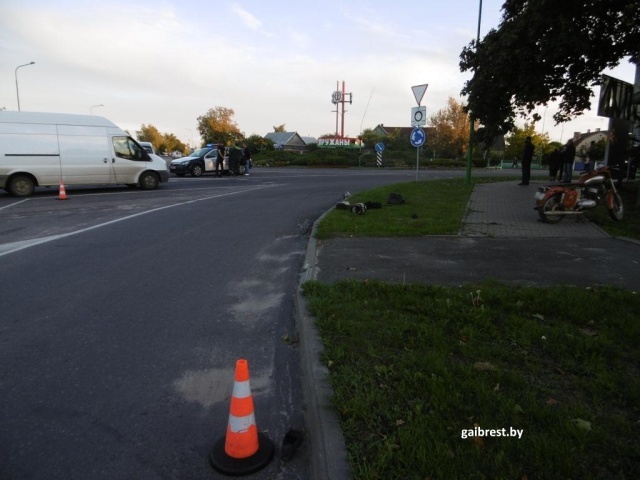 В Пружанском районе «Форд-Транзит» столкнулся с мотоциклом: 18-летняя пассажирка «Явы» попала в больницу - фото