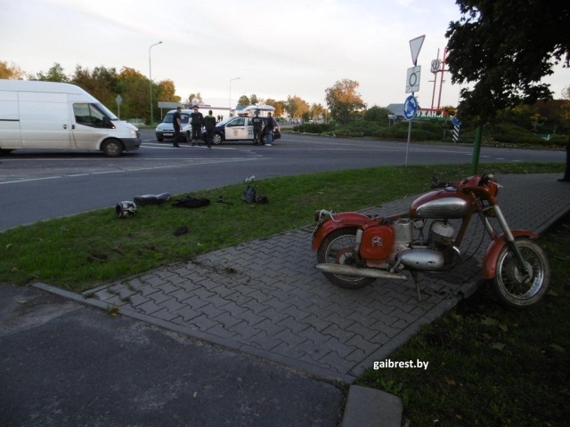 В Пружанском районе «Форд-Транзит» столкнулся с мотоциклом: 18-летняя пассажирка «Явы» попала в больницу - фото