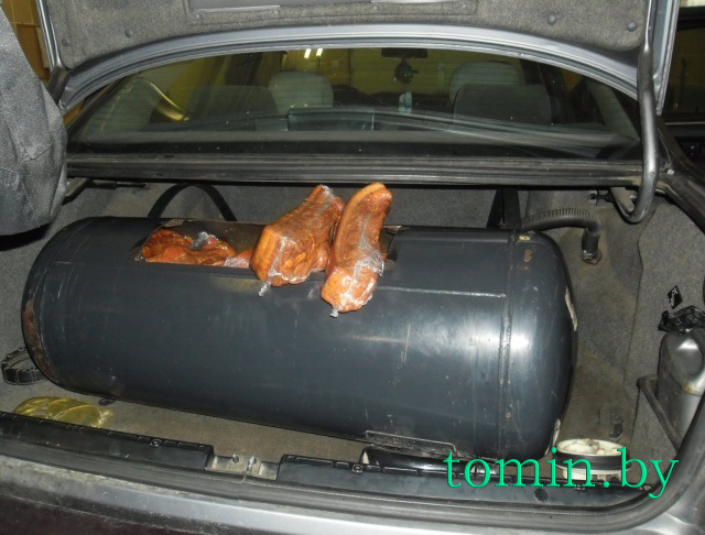 Поляк ввозил в Беларусь 112 кг сала в топливном баке, бампере и нише багажника - фото