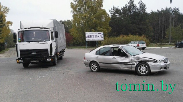 В Бресте у гостиницы «Дружба» днем 20 октября дорогу не поделили автомобили МАЗ и «Ровер» - фото   
