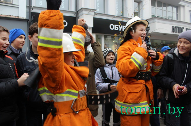 «Молодежь за безопасность»: В Бресте на Советской юные спасатели устроили флешмоб - фото