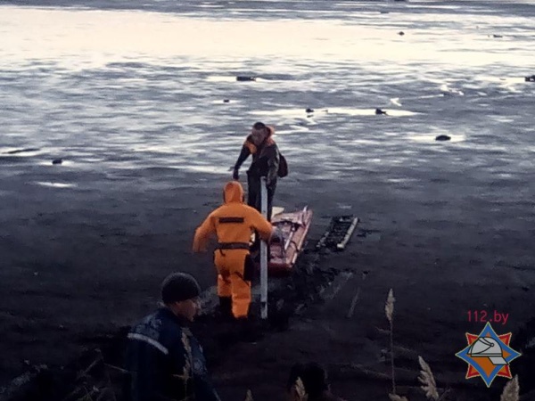 В Ганцевичском районе спасатели пришли на выручку незадачливому рыбаку, застрявшему в грязи спущенного пруда - фото
