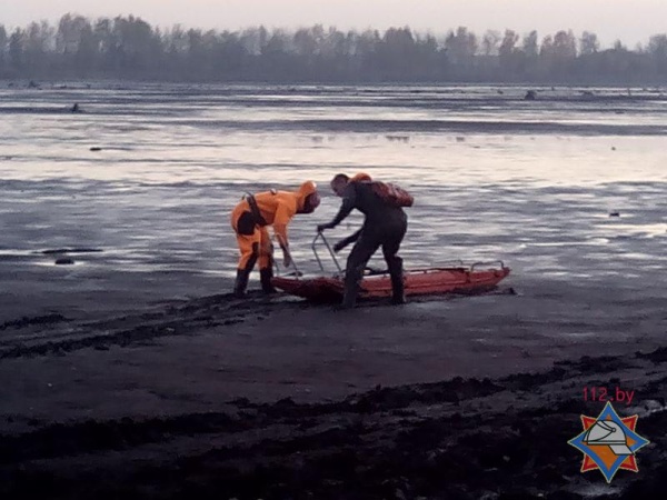 В Ганцевичском районе спасатели пришли на выручку незадачливому рыбаку, застрявшему в грязи спущенного пруда - фото