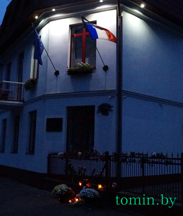 Цветы у Почетного консульства Франции в Бресте в память о погибших в результате терактов 13 ноября – фото
