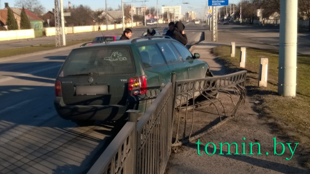 В Бресте на спуске с Кобринского моста «Фольксваген» снес ограждение - фото