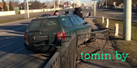 В Бресте на спуске с Кобринского моста «Фольксваген» снес ограждение - фото