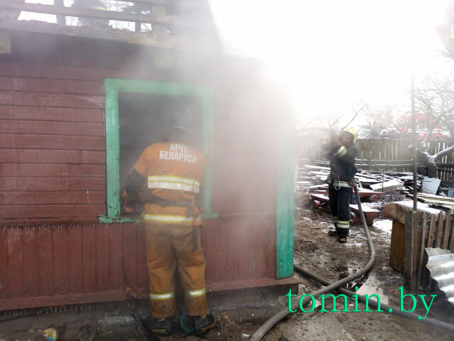 В Бресте горел дом на улице Грушевой - фото