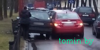 В Бресте на Гоголя два авто не разделили дорогу: одна из машин снесла заграждение - фото