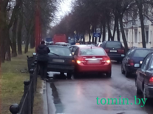 В Бресте на Гоголя два авто не разделили дорогу: одна из машин снесла заграждение - фото