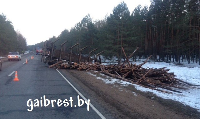 В Ивацевичском районе прицеп с лесом оторвался от грузовика и врезался в легковушку: пострадала семья с ребенком - фото