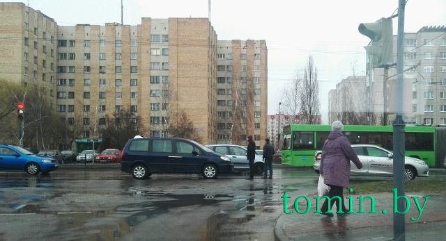 В Бресте на перекрестке Суворова и Ясеневой столкнулись "Пежо" и "Рено" - фото