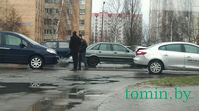 В Бресте на перекрестке Суворова и Ясеневой столкнулись "Пежо" и "Рено" - фото