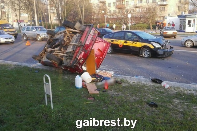  Бресте на улице Янки Купалы после столкновения с такси опрокинулся «Москвич» - фото