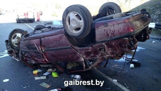 В Лунинецком районе на М-10 несколько раз перевернулся «Опель»: пассажира выбросило из салона, он погиб - фото