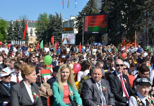 В Бресте 8 мая отметили День Государственного герба и Государственного флага Республики Беларусь - фото