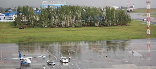 В Национальном аэропорту Минск из-за непогоды повреждены 8 самолетов – фото