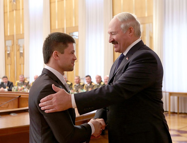 Александр Лукашенко вручает Виктору Братчене значок и удостоверение "Заслуженного мастера спорта Республики Беларусь" - фото 