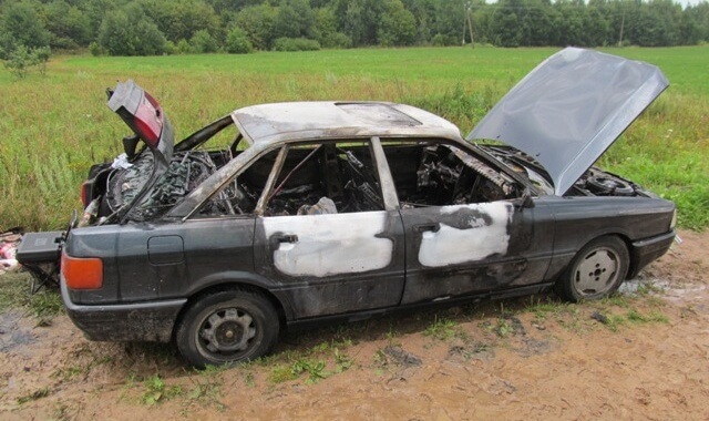  Житель Воложинского района после ссоры с подругой сжег ее автомобиль - фото